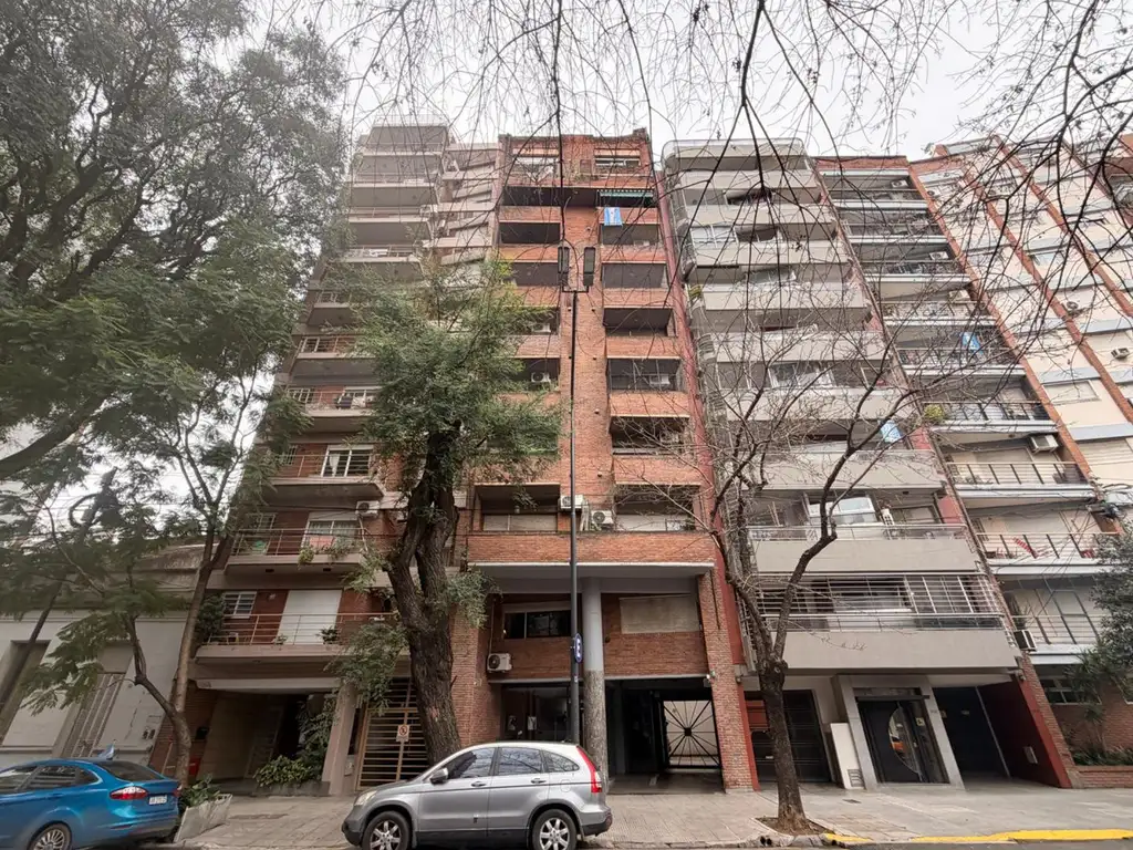 Departamento al frente con balcón