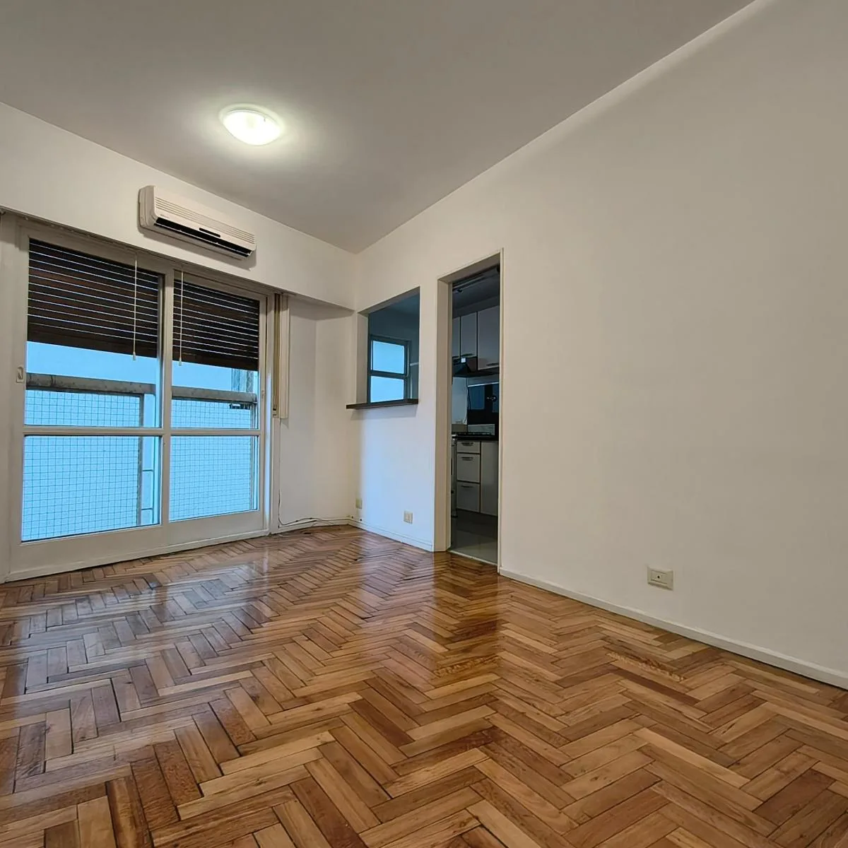 2 ambientes con parquet y AC