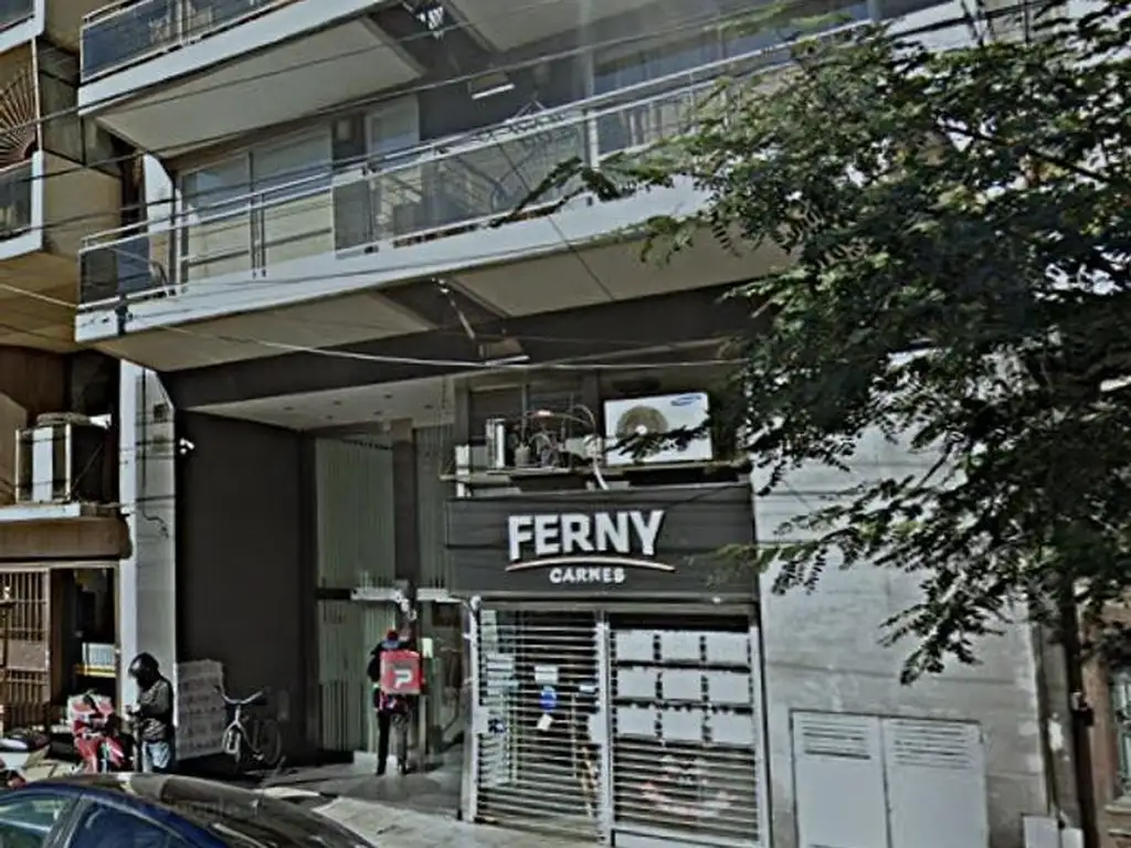 Departamento con patio y balcón