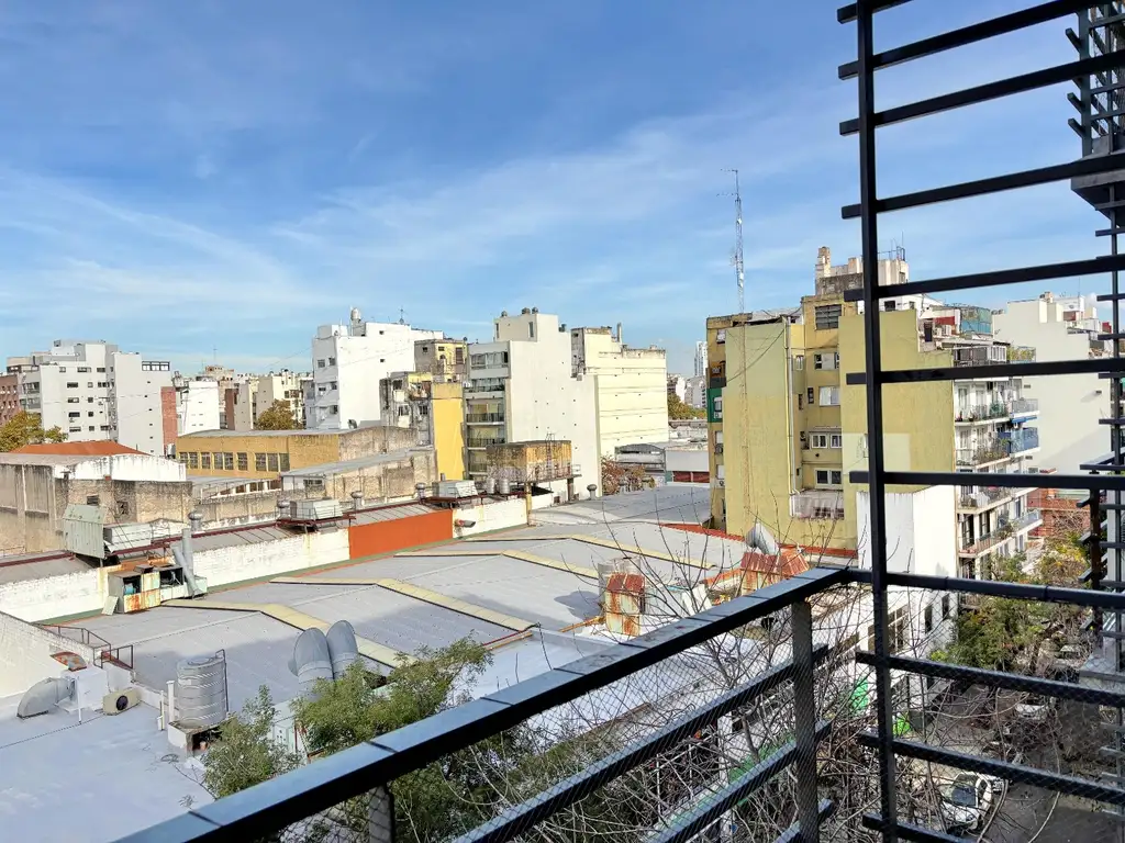 Monoambiente con balcón y split