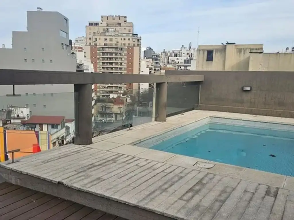 Monoambiente con piscina y balcón