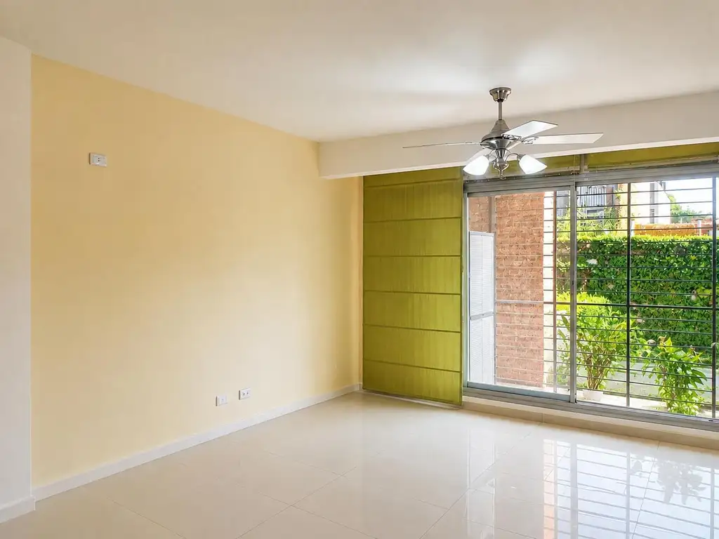 Departamento con balcón y terraza