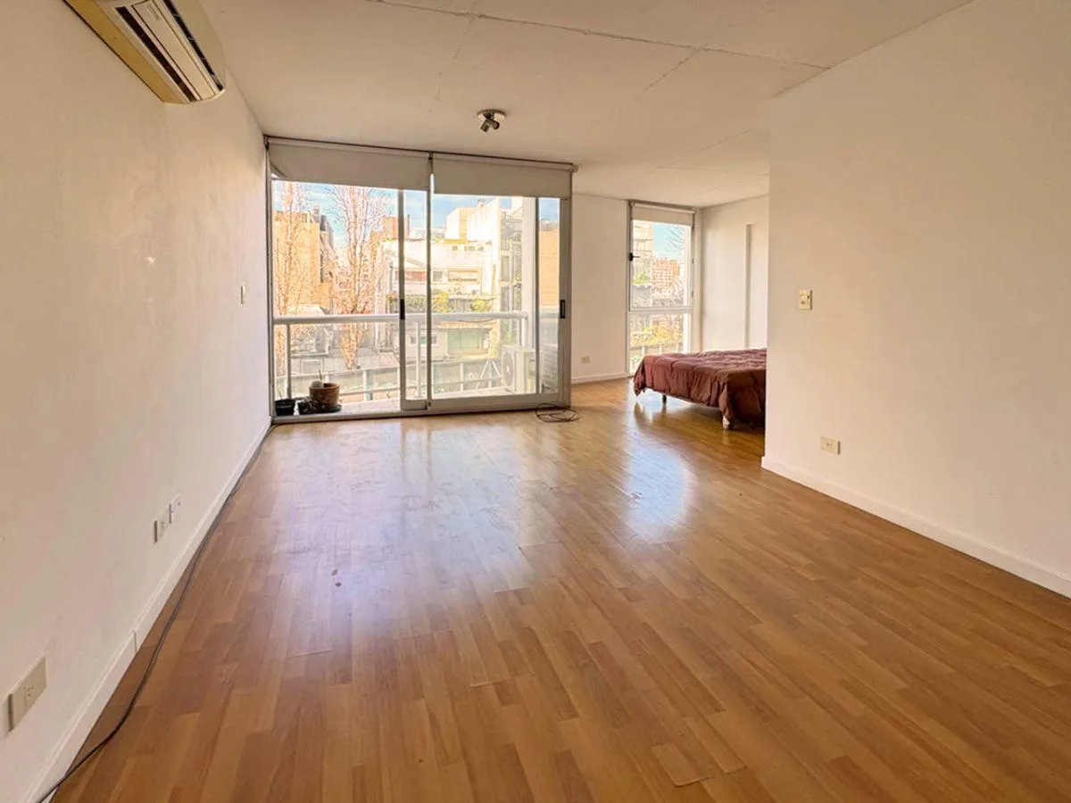 Estudio con balcón y pileta