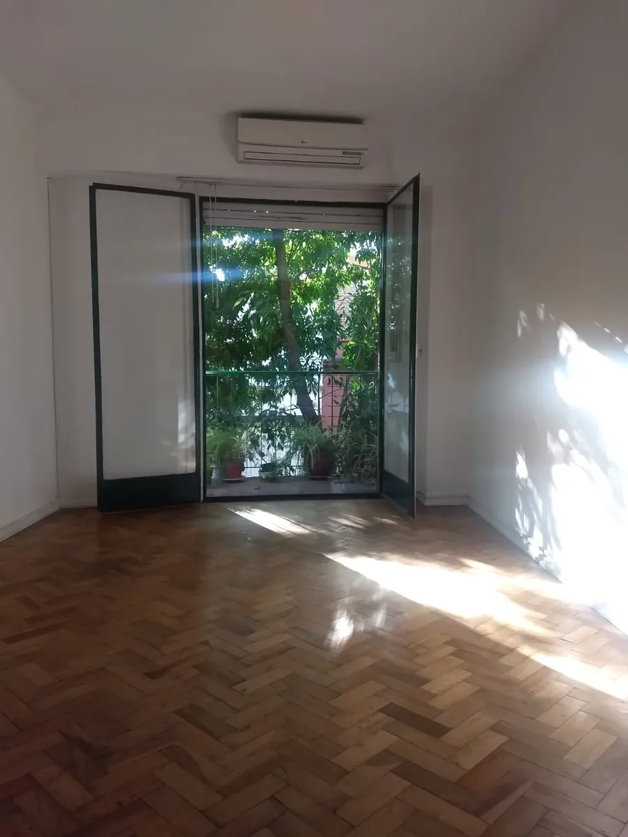 Departamento al frente con balcón