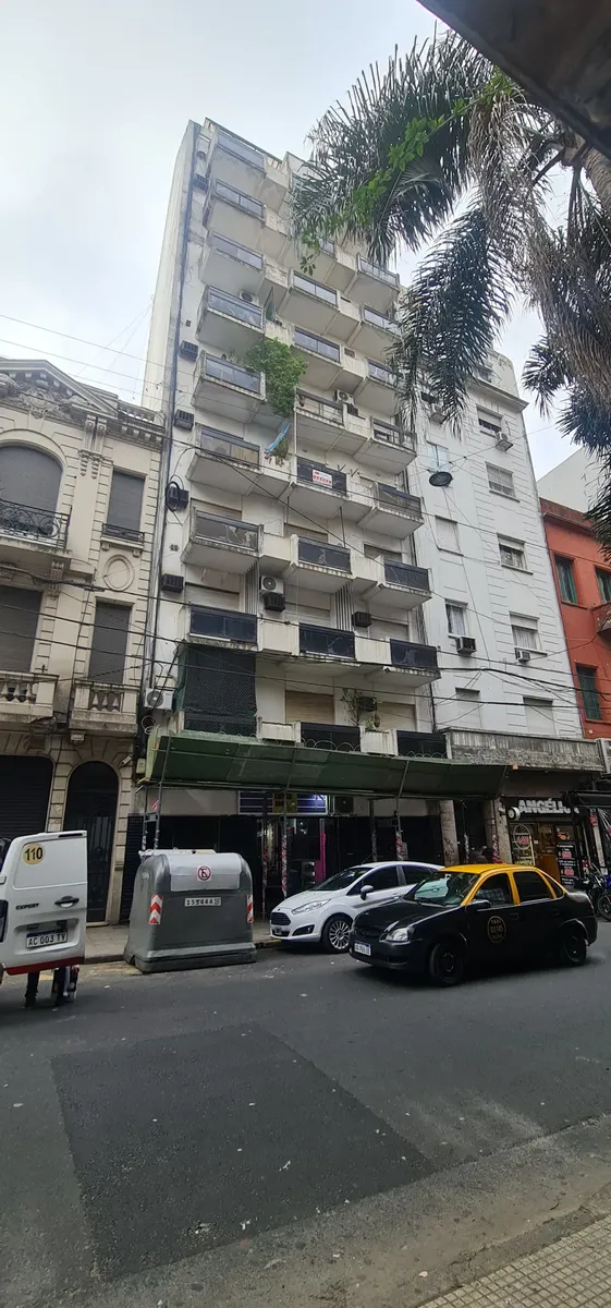 Ambiente con balcón grande