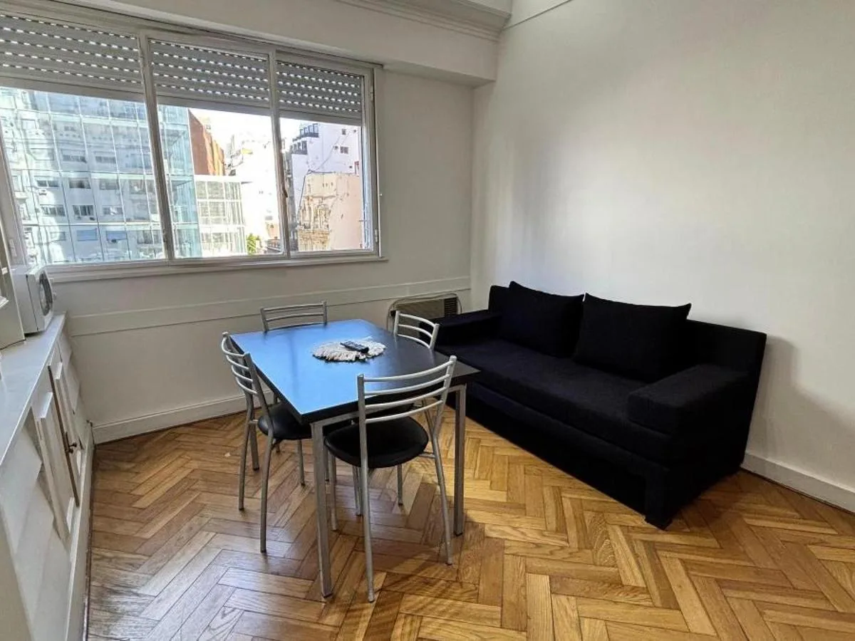 1 dormitorio con balcón