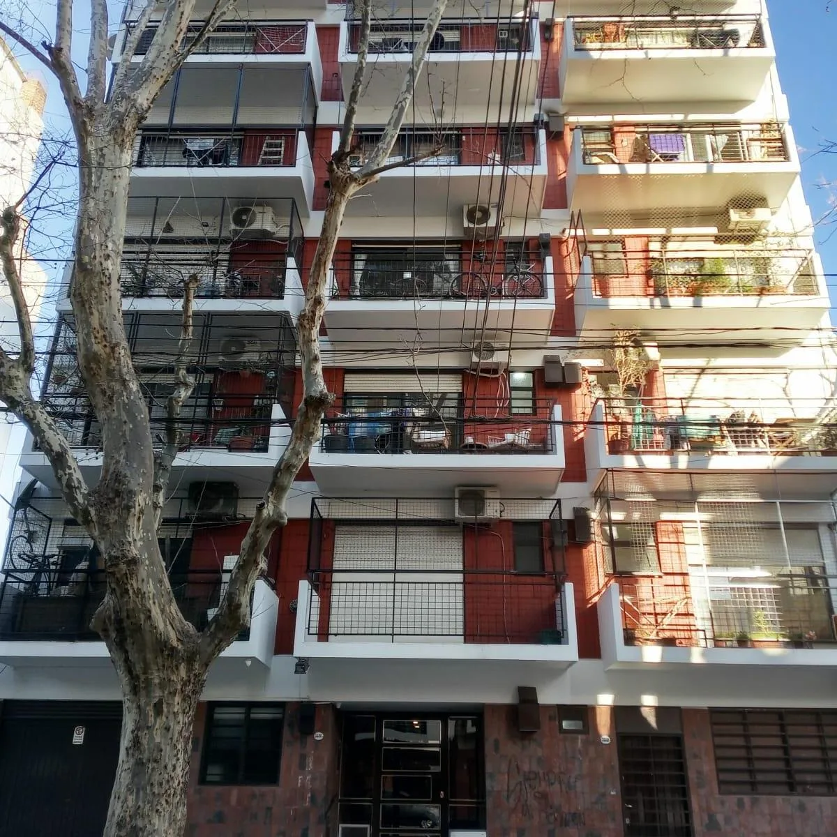 Monoambiente con balcón al frente