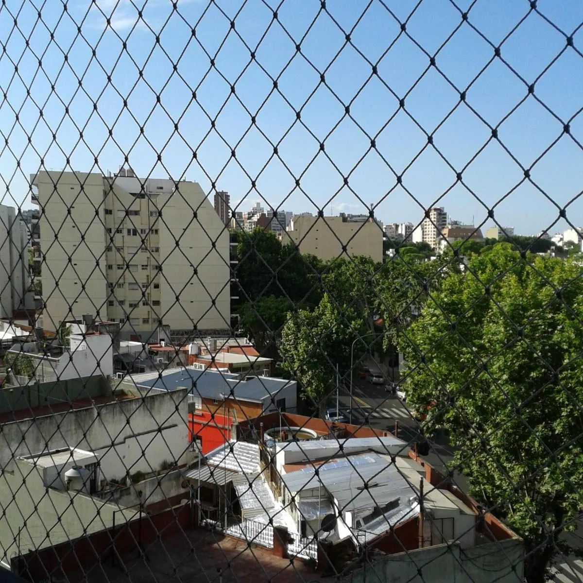 2 ambientes al frente con balcón