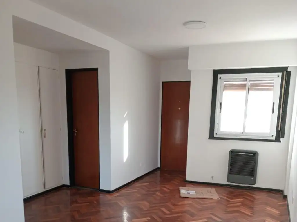 Monoambiente con balcón y cocina separada