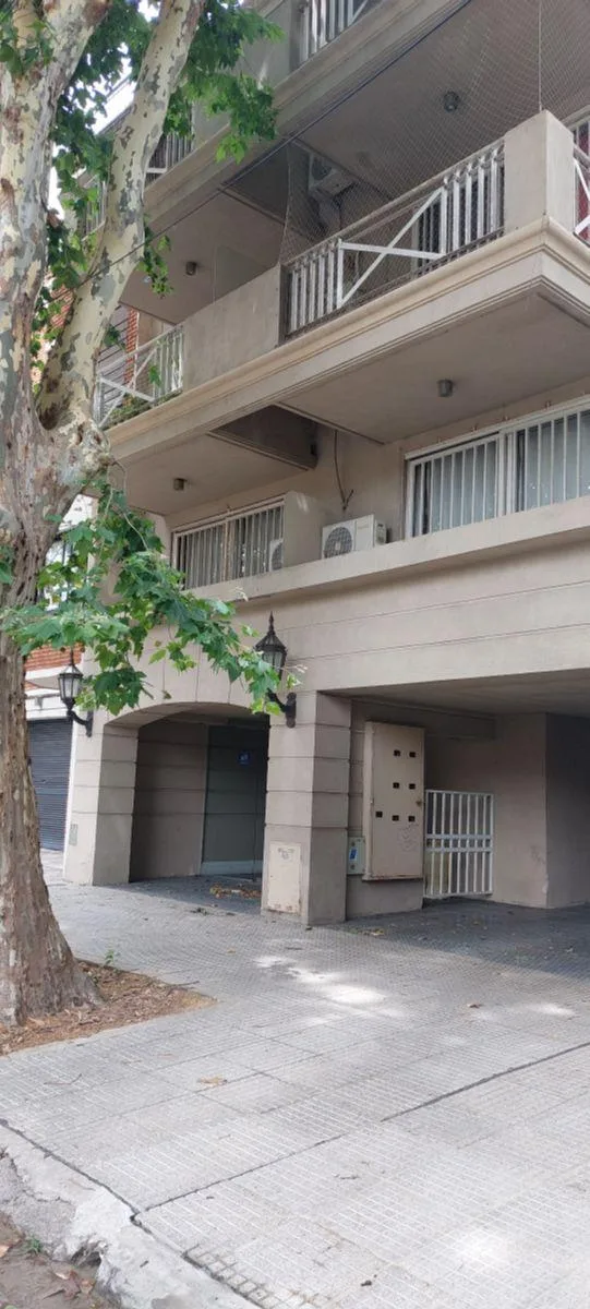 Semipiso al frente con balcón