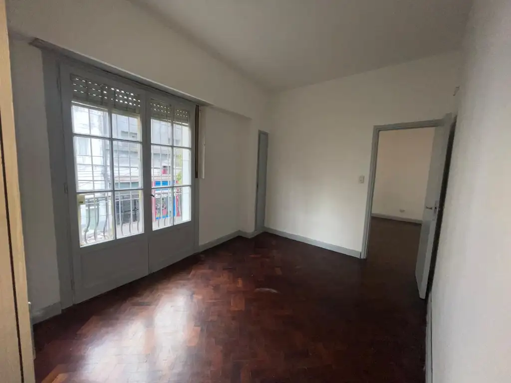 Departamento con dos balcones