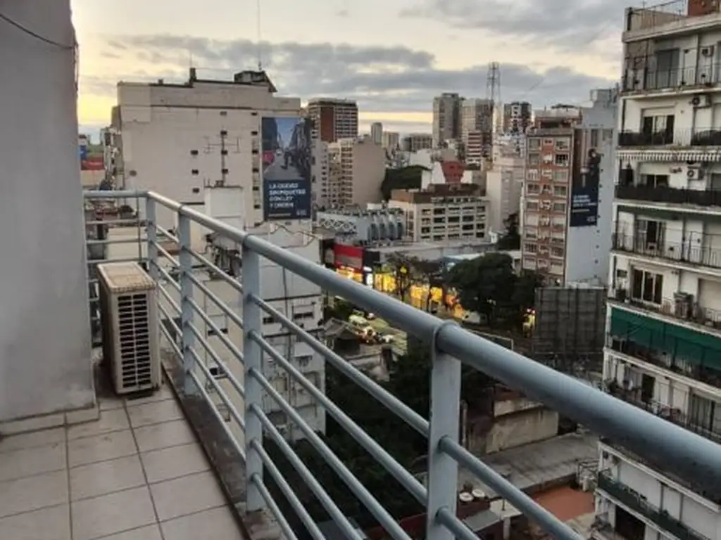3 ambientes con balcón y AC