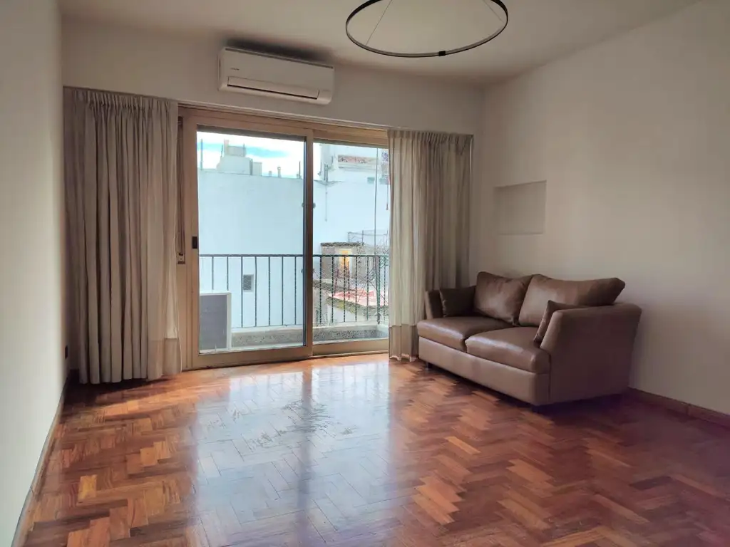 Departamento con balcón y terraza
