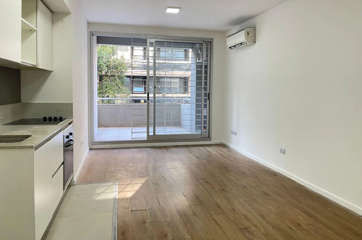 2 ambientes con balcón y patio