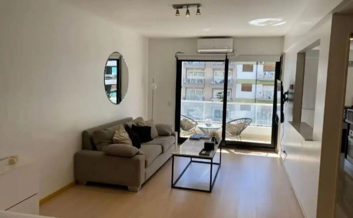 Monoambiente con balcón y pileta