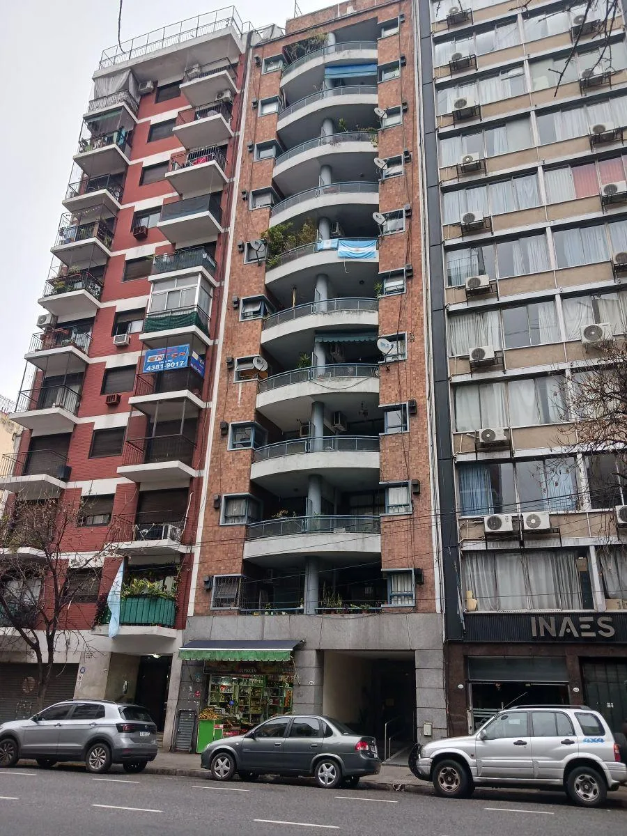 Ambiente dividido con balcón