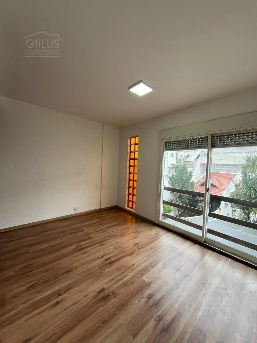 Departamento En Alquiler En Balvanera (venezuela Al 2500)  De 2 Amb.