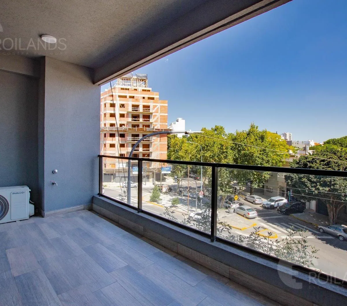 Monoambiente con balcón y jardín