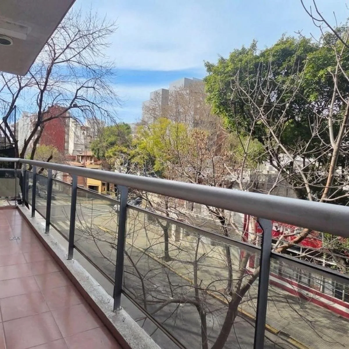 2 ambientes al frente con balcón