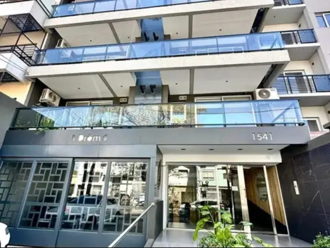 1 dormitorio con balcón techado