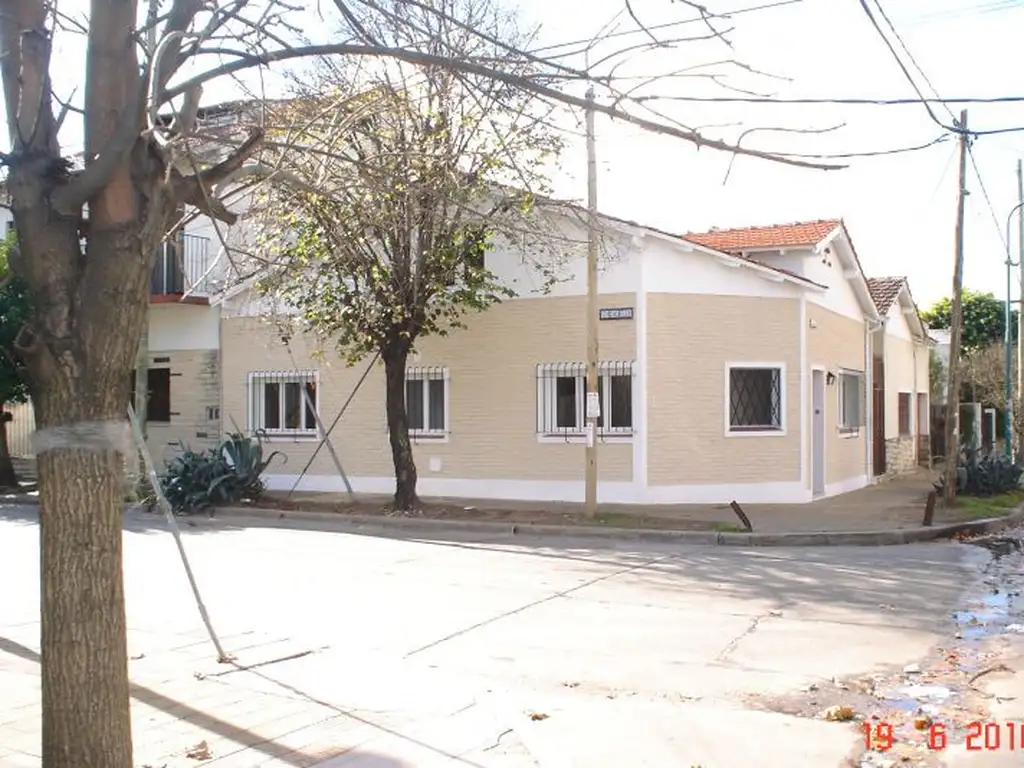Chalet en esquina con playroom