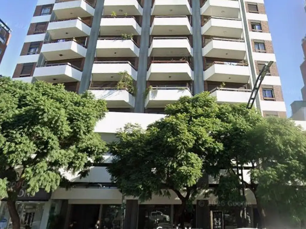 Departamento con balcón al río