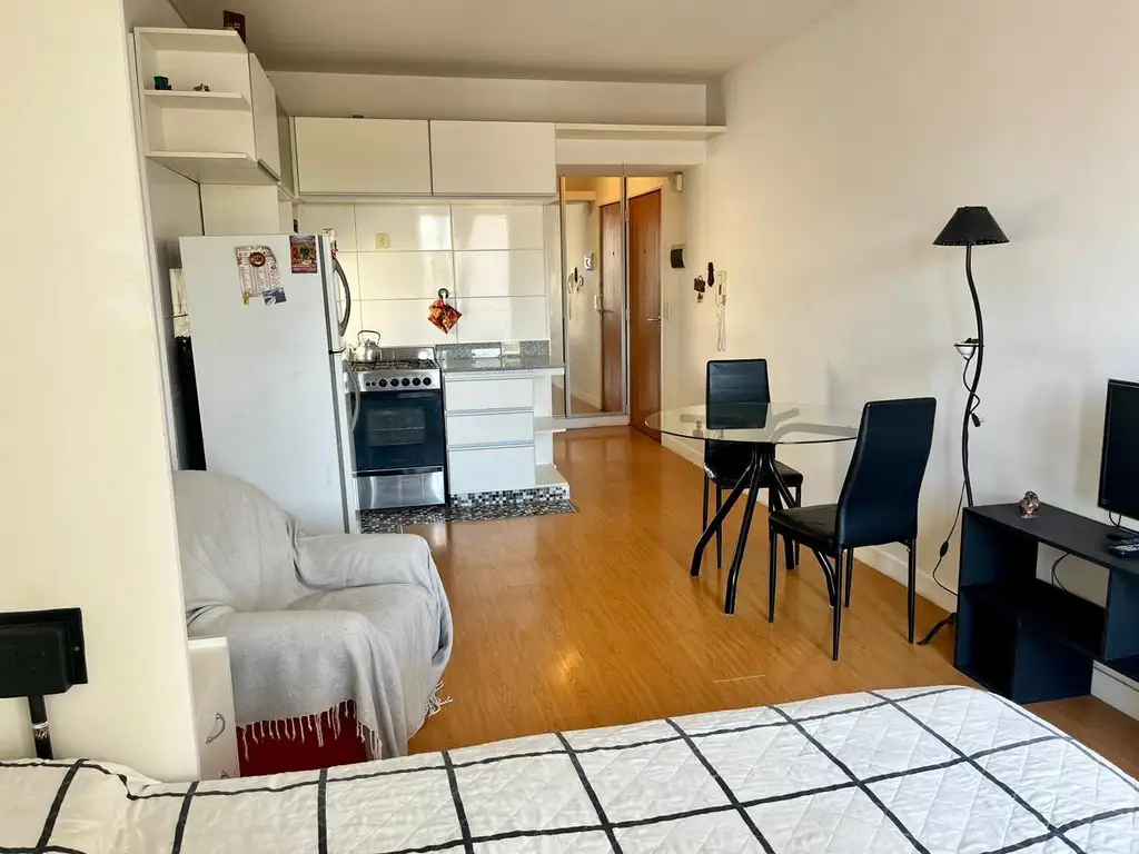Studio amoblado con balcón
