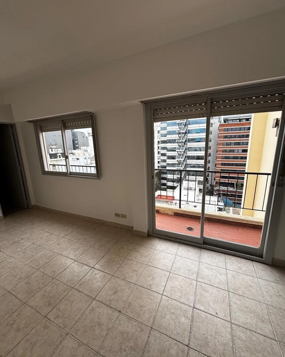 1 ambiente con balcón y patio