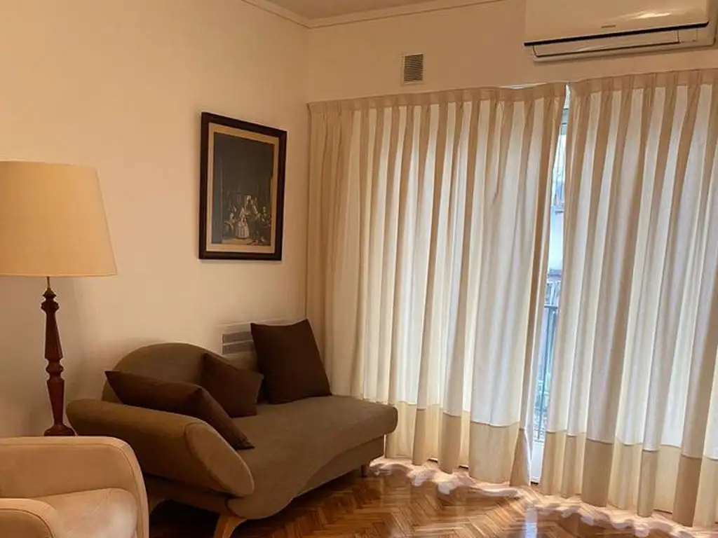 Monoambiente con balcón y A/C