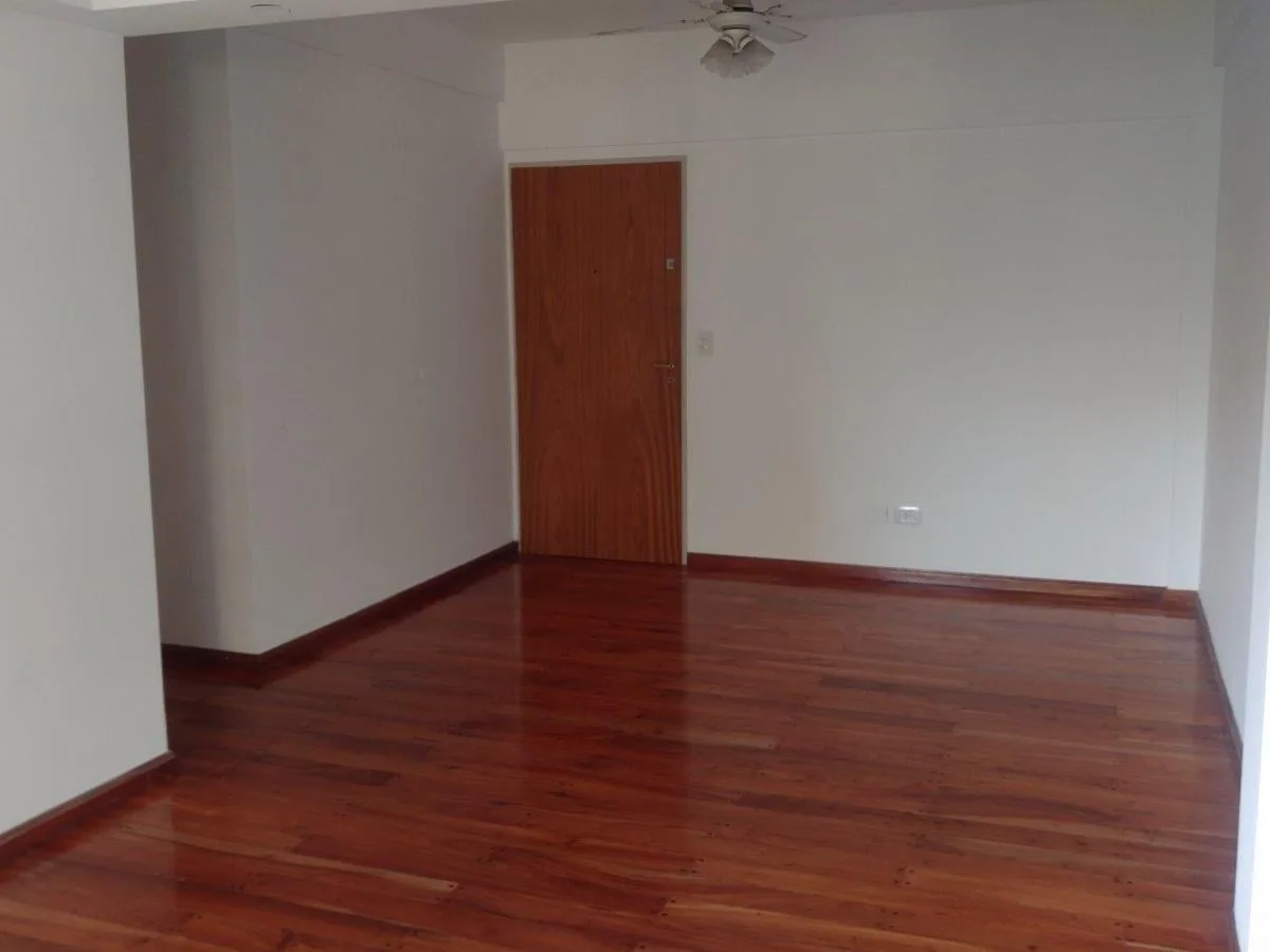 Semipiso contrafrente con balcón corrido
