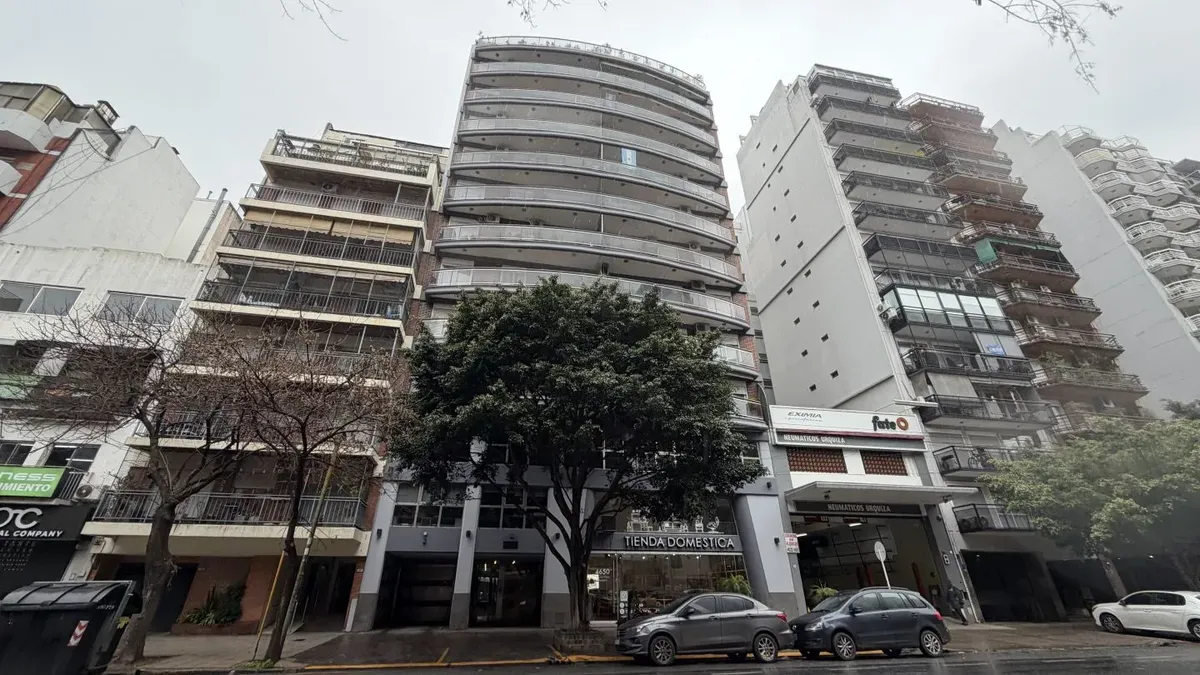 Departamento con balcón corrido