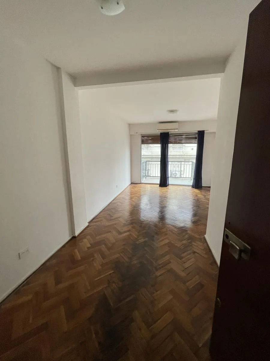 Monoambiente con balcón y vista