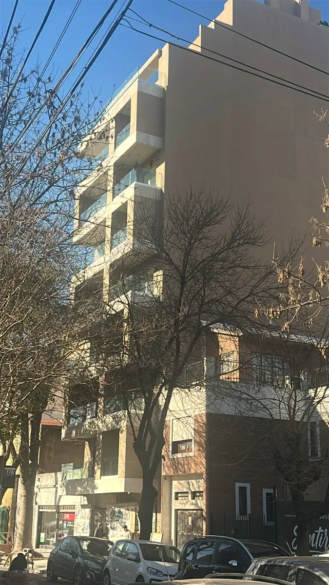 2 ambientes con balcón al frente
