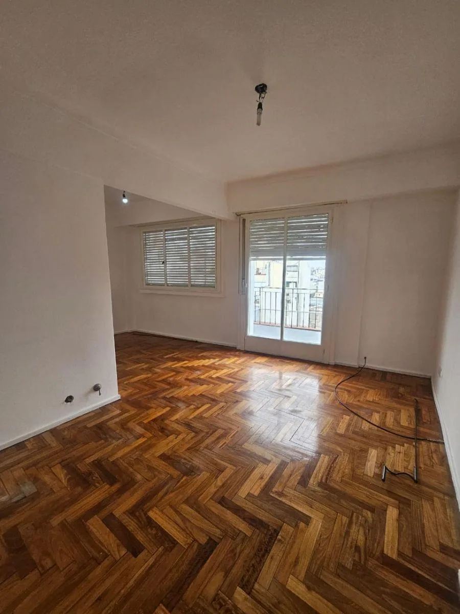 2 ambientes al frente con balcón terraza