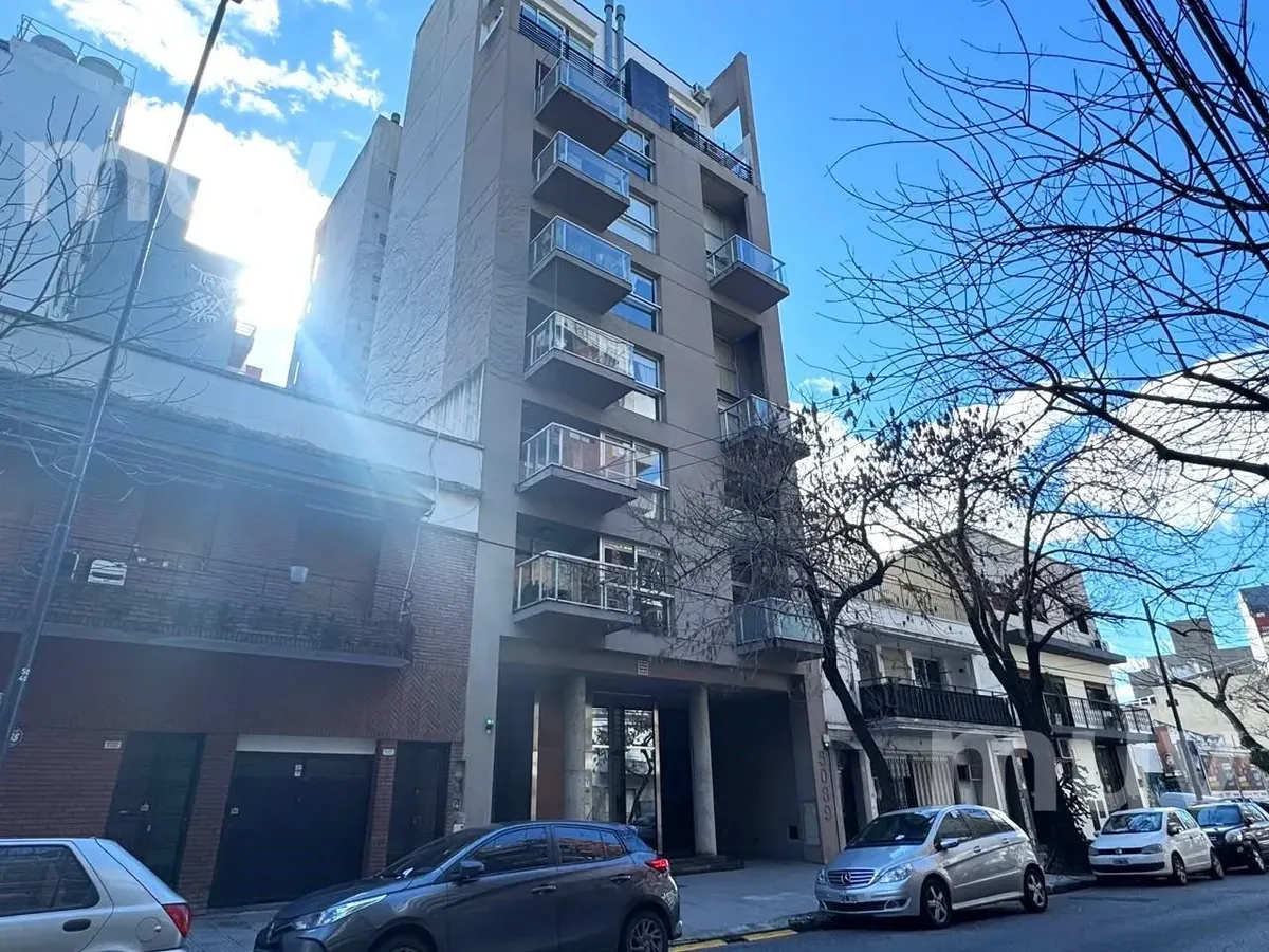 Departamento con balcón y cochera