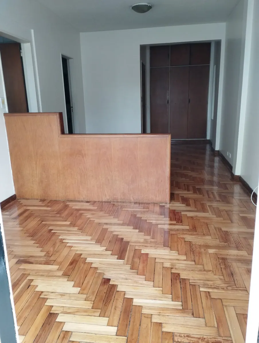 Monoambiente al frente con balcón