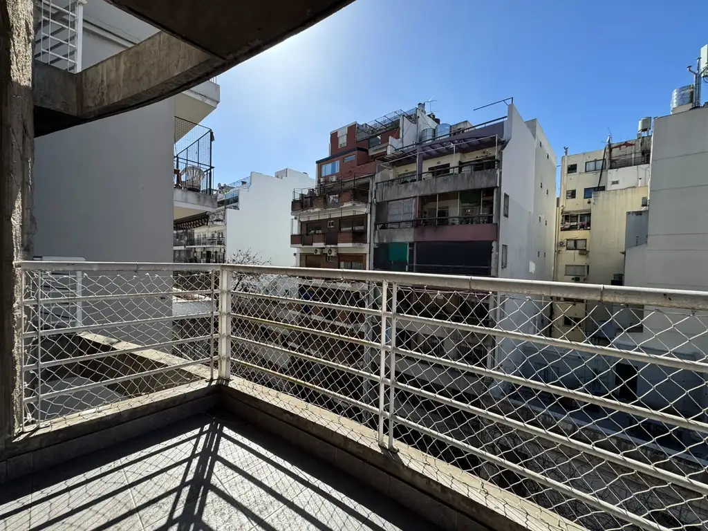 Departamento con balcón al frente