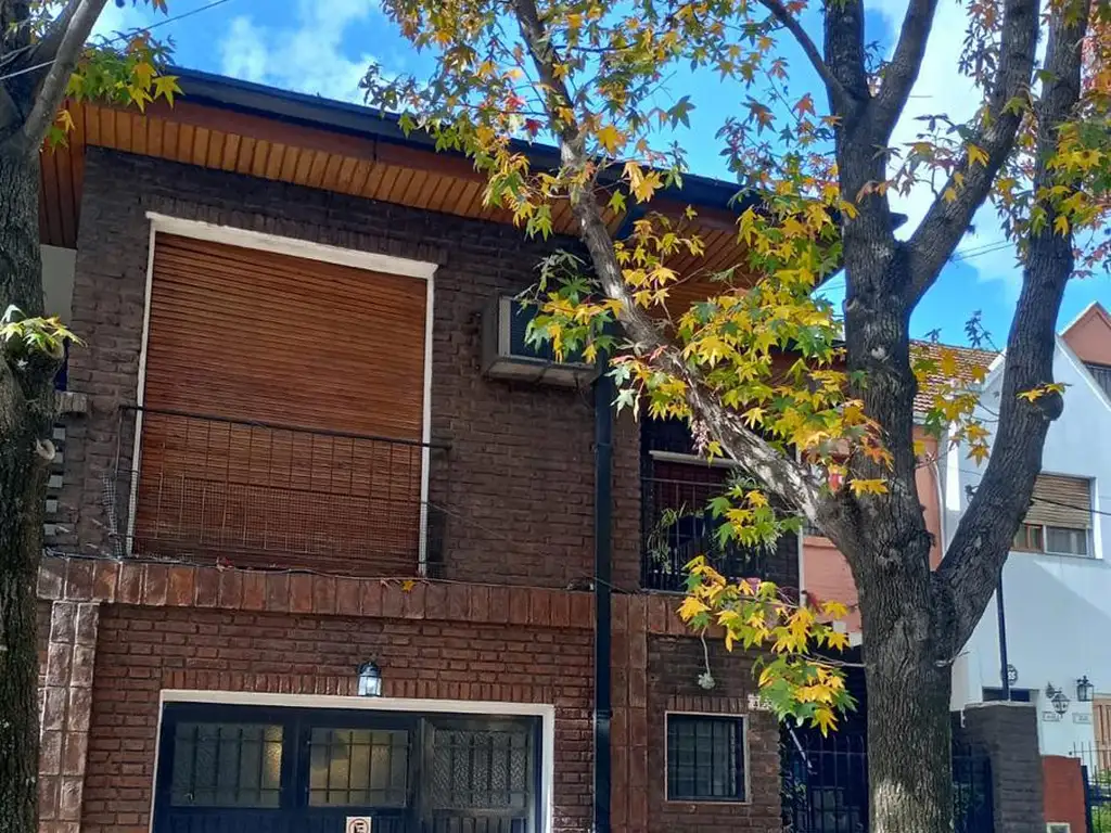 Casa con piscina y jardín