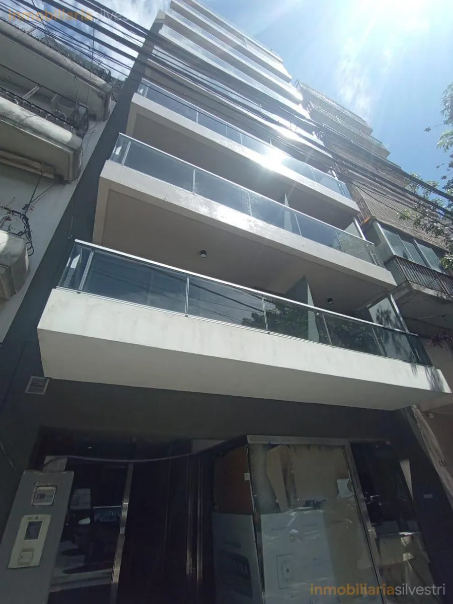Monoambiente con balcón y seguridad