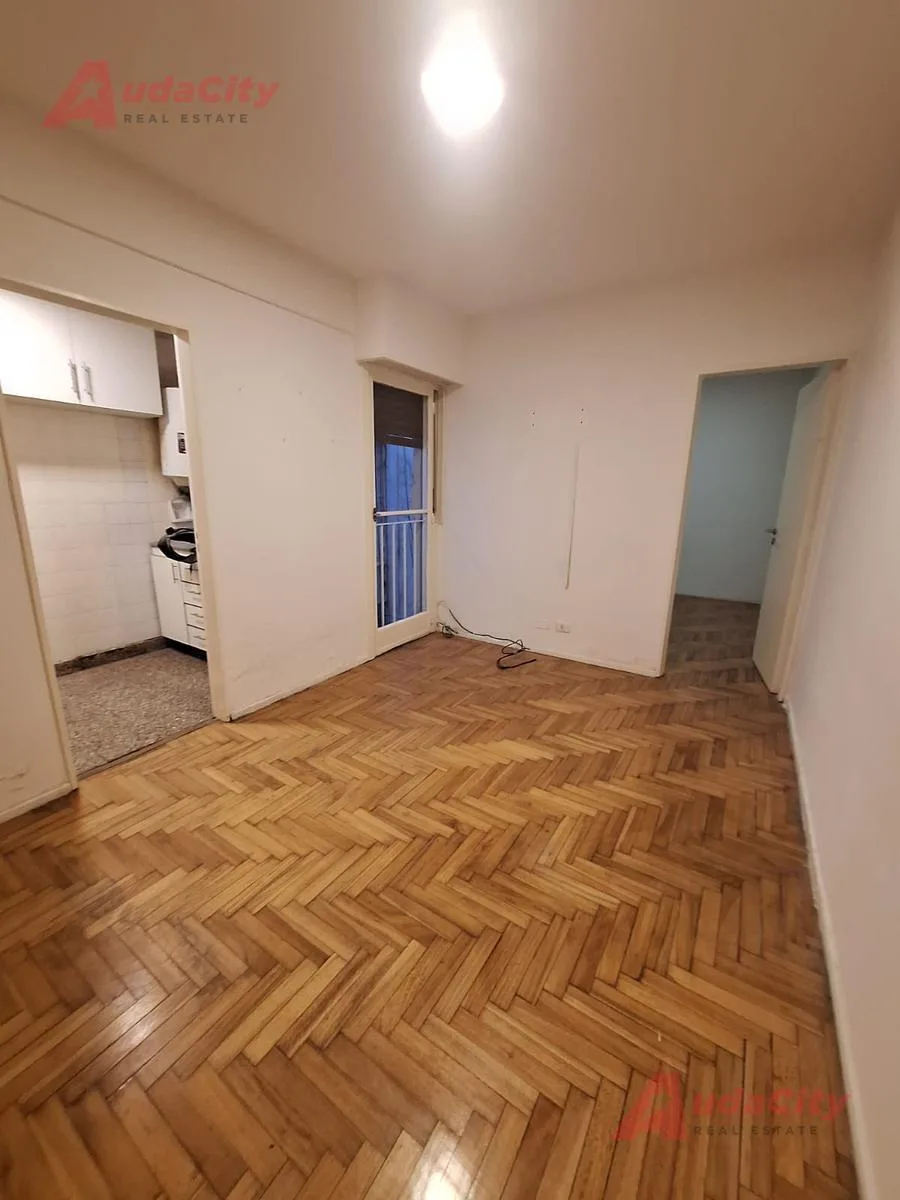 Lateral 2-room apartment on Av. Corrientes