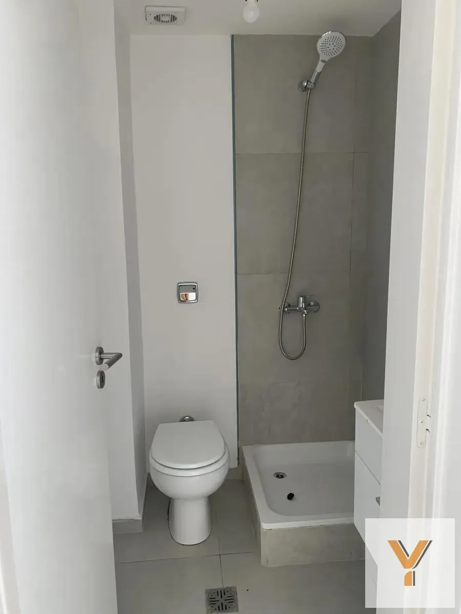Monoambiente con balcón y cochera