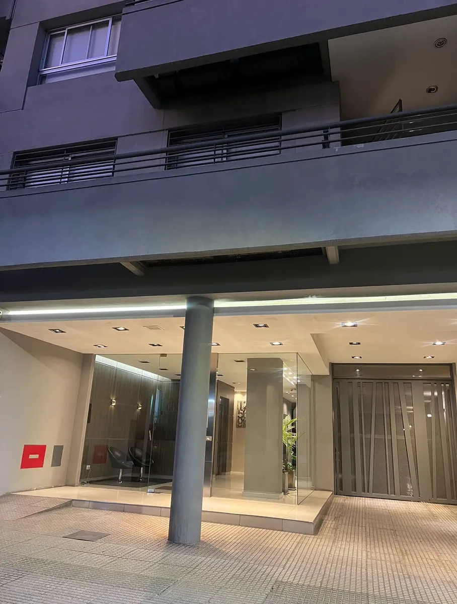 Monoambiente con balcón y parrilla
