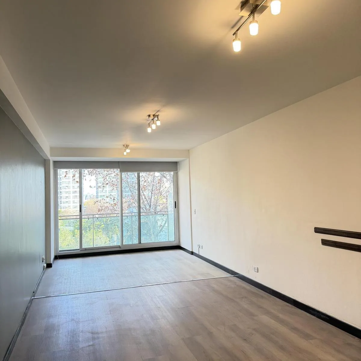 Monoambiente con balcón y cochera