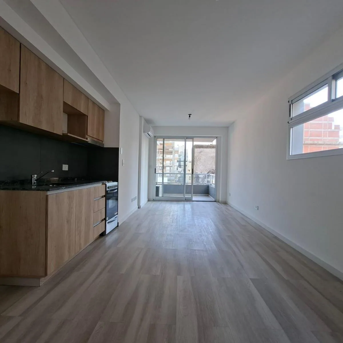 Departamento con balcón y suite