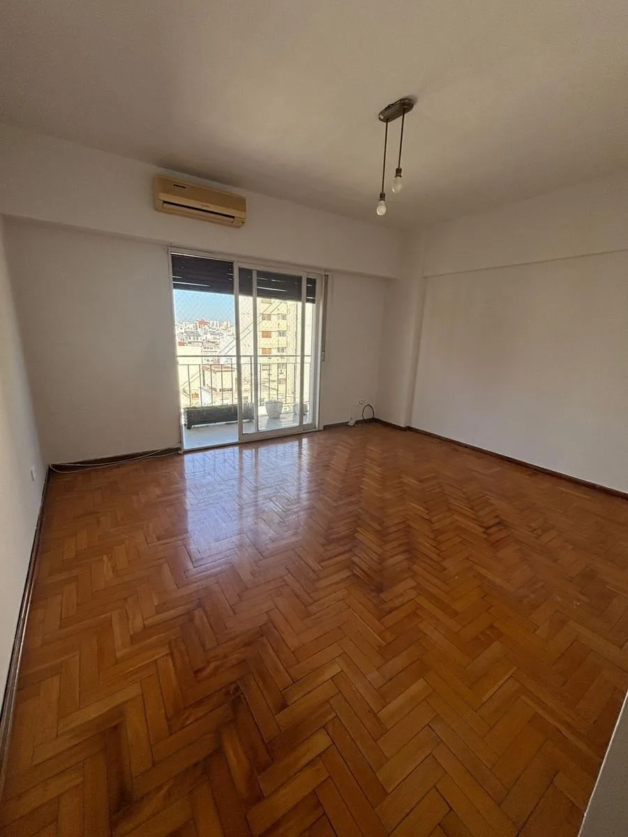 Departamento al frente con balcón