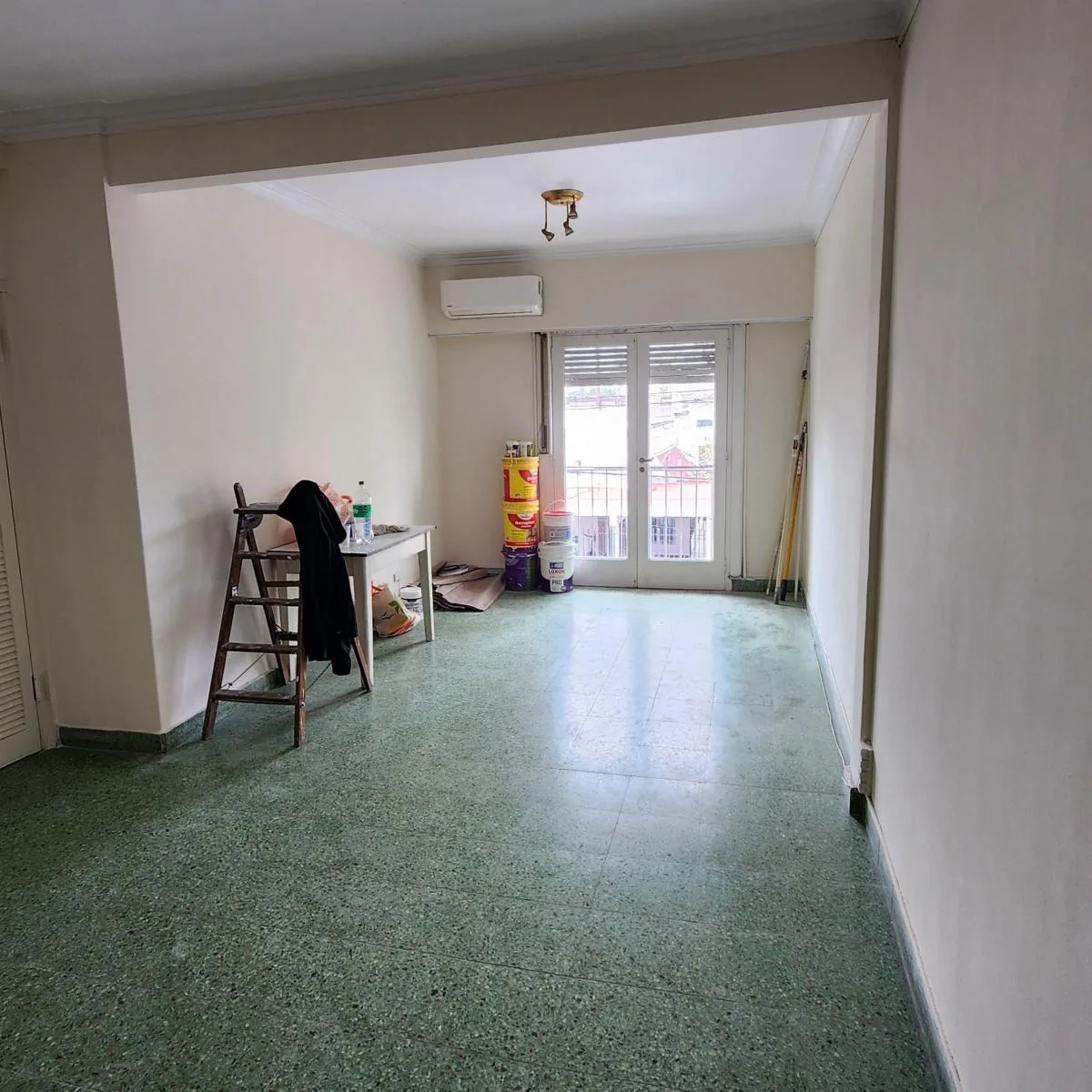 Departamento al frente con balcón