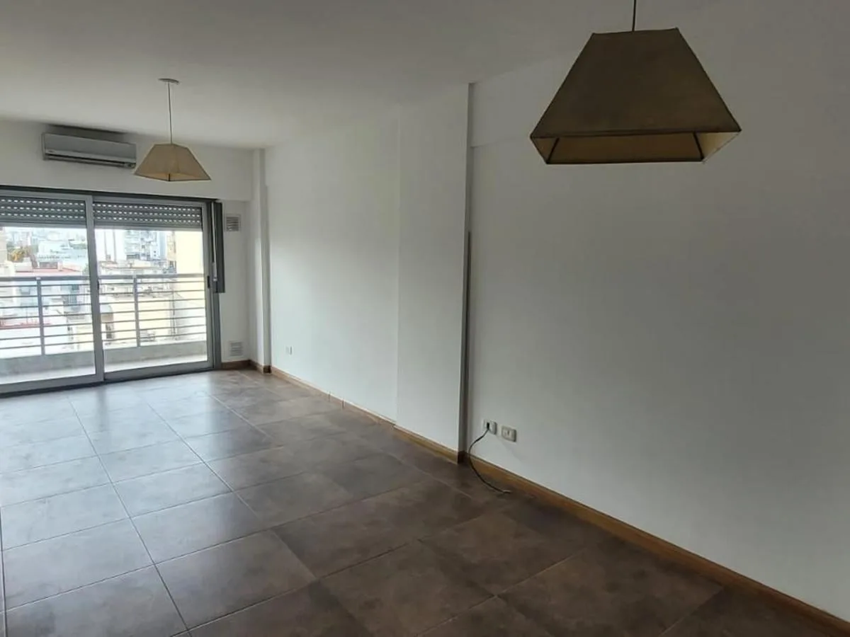 Monoambiente al frente con balcón