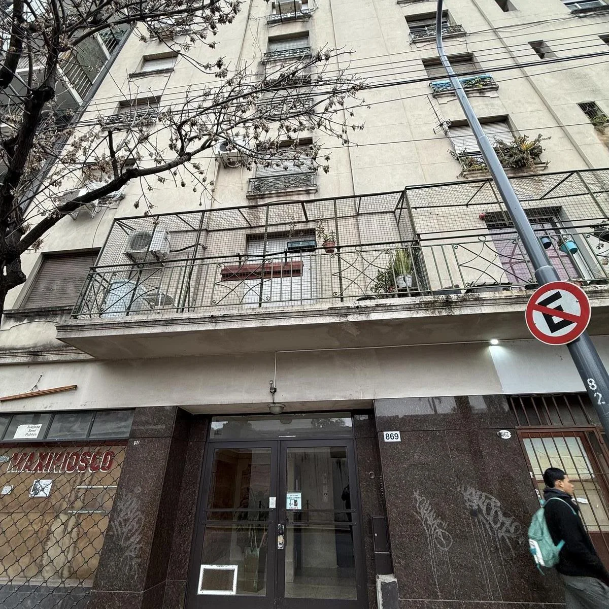 3 ambientes al frente con terraza