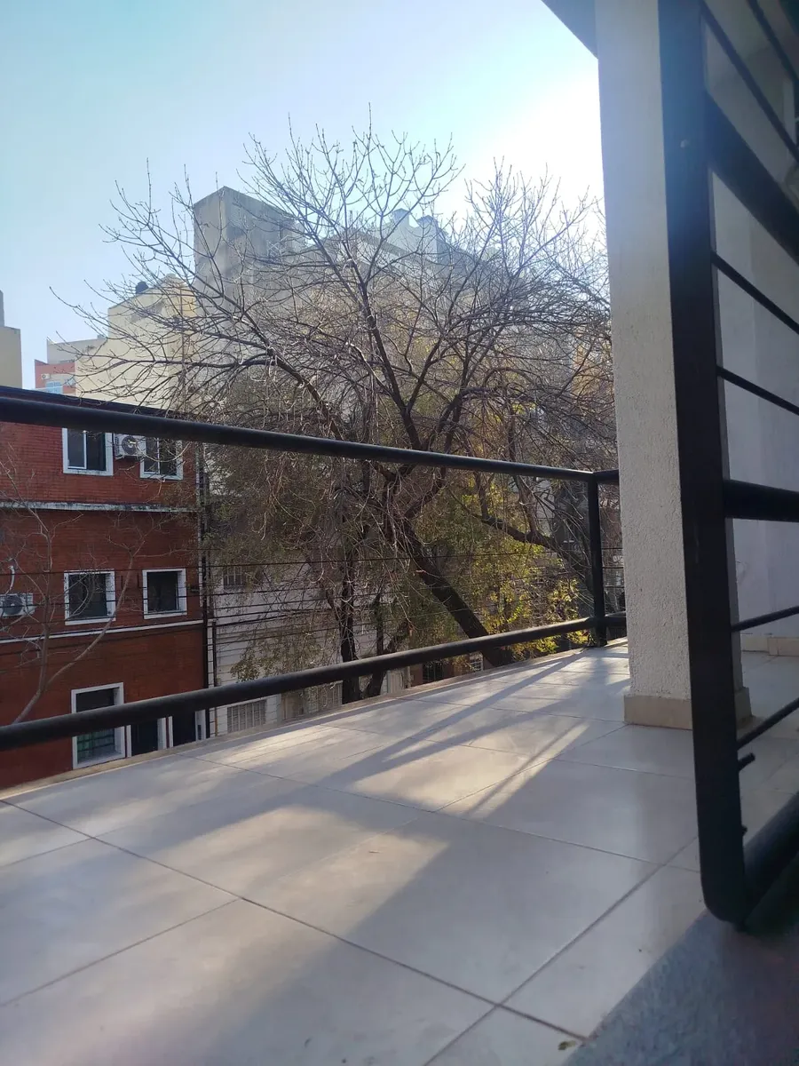 Monoambiente con balcón y cocina completa