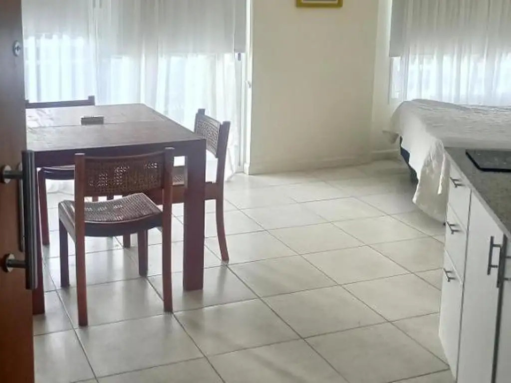 Monoambiente con balcón y pileta
